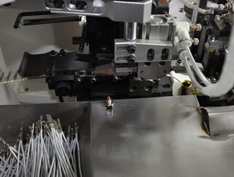 fully-automatic-wire-crimping-machine